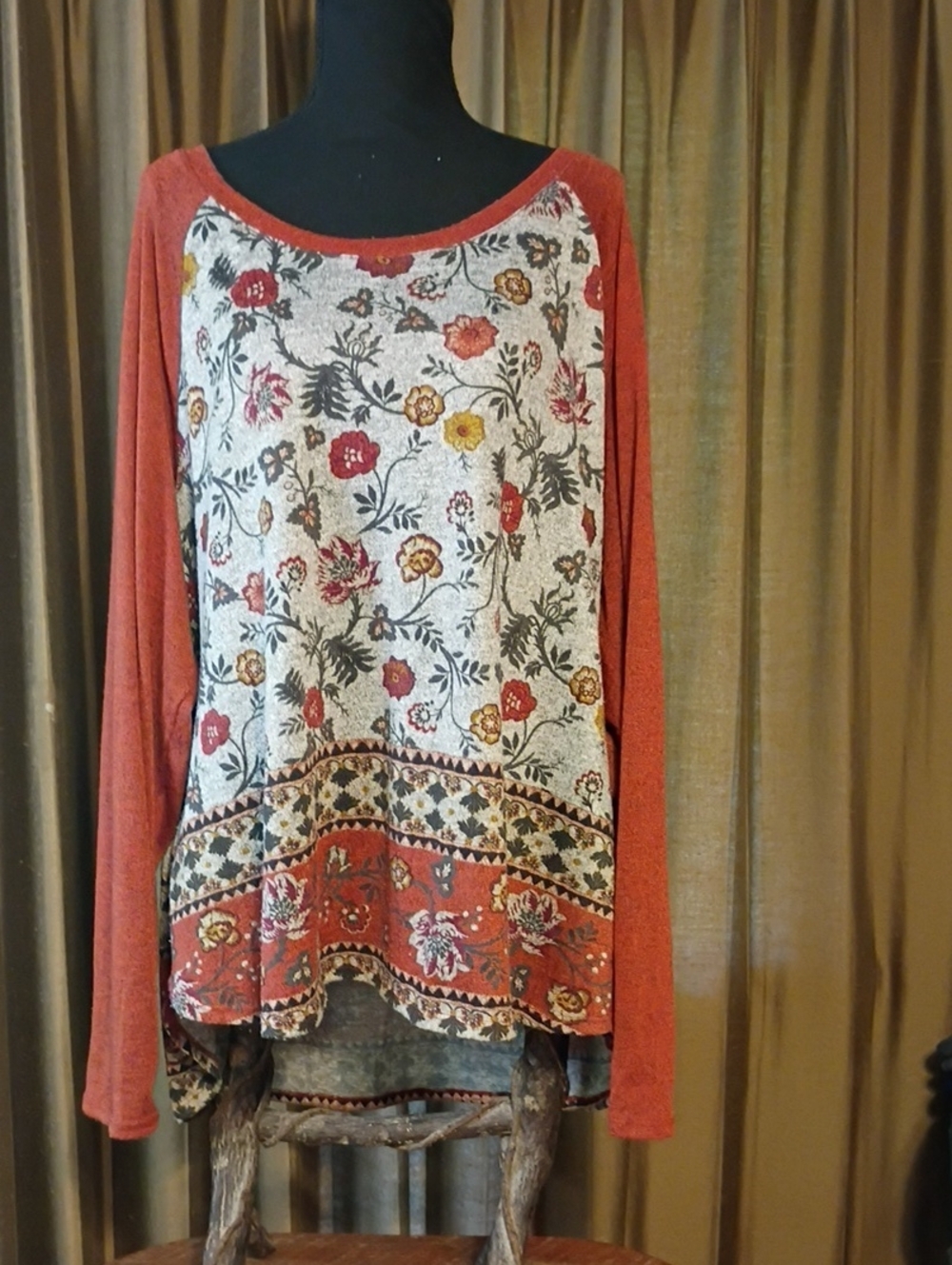 LA THREADS Heathered Gray Constrasting Top with Rust Trim